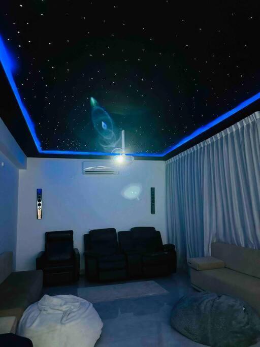 White House Sky View Theatre Villa In Gachibowli Exterior photo